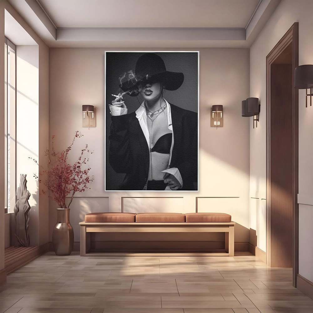 Tablou canvas cu tablou canvas cu femeie fumand sub palarie, in rama de aluminiu argintiu